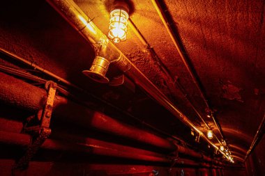 Paslı boruları olan karanlık bir geçit. Çekim Konumu: Toronto