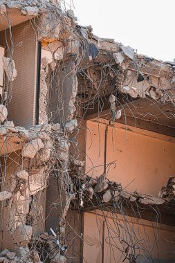 Yıkıma uğrayan bir binanın dış görünüşü. Çekim yeri: Kanagawa Koğuşu, Yokohama Şehri