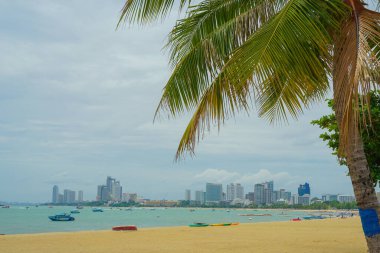 Kumsal ve uzak şehir. Çekim yeri: Tayland, Pattaya