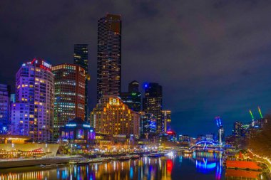 Parlak gece görüşlü bir grup bina. Çekim Konumu: Melbourne