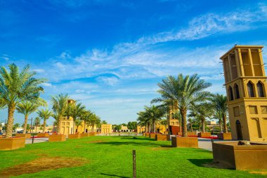 Palmiye ağaçları ve kulelerle kaplı bir park. Çekim Konumu: Dubai