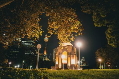 Ağaçlar arasındaki savaş anıtı. Çekim yeri: Sydney, Avustralya