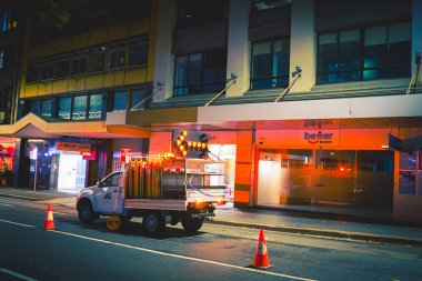 İnşaat araçları ve gece caddesi. Çekim yeri: Sydney, Avustralya