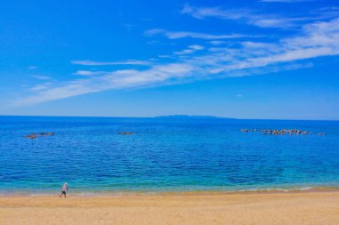 Mavi deniz ve uzak adaların manzarası. Atış yeri: Niigata Bölgesi