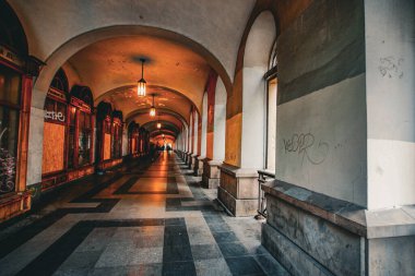 Kemerli bir geçit. Çekim yeri: Macaristan, Budapeşte