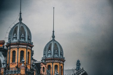 Yağmurlu bir günde eski bir bina. Çekim yeri: Macaristan, Budapeşte