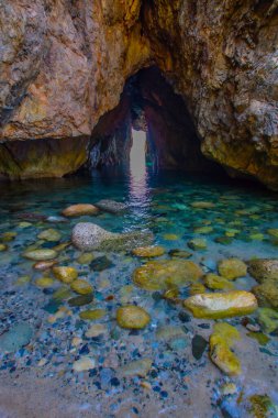 Mağara ve temiz su. Atış yeri: Niigata Bölgesi