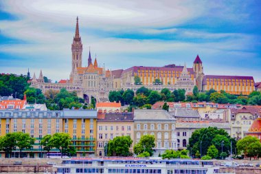Avrupa caddesi köşe binaları. Çekim yeri: Macaristan, Budapeşte