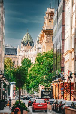 Sokaktaki tarihi binalar. Çekim yeri: Macaristan, Budapeşte