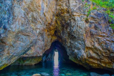 Mağara sualtı tüneli. Atış yeri: Niigata Bölgesi