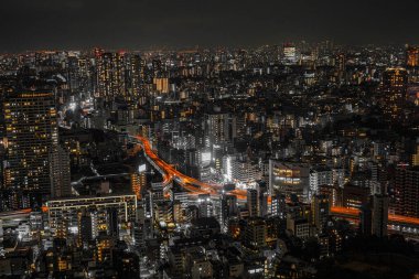 Geceleri büyük şehir gökdelenleri. Çekim yeri: Minato Ward, Tokyo