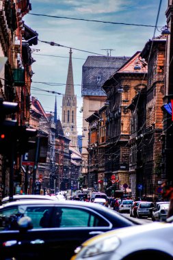 Kilise ve tarihi cadde. Çekim yeri: Macaristan, Budapeşte