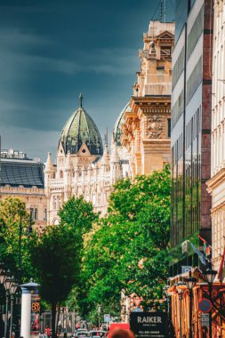 Avrupa tarihi binaları ve caddeleri. Çekim yeri: Macaristan, Budapeşte