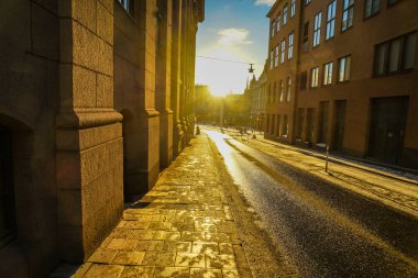 Şehir manzarası batan güneşle aydınlanıyor. Çekim yeri: İsveç, Stockholm