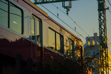 Günbatımını yansıtan tren penceresi. Çekim yeri: Kanagawa Koğuşu, Yokohama Şehri