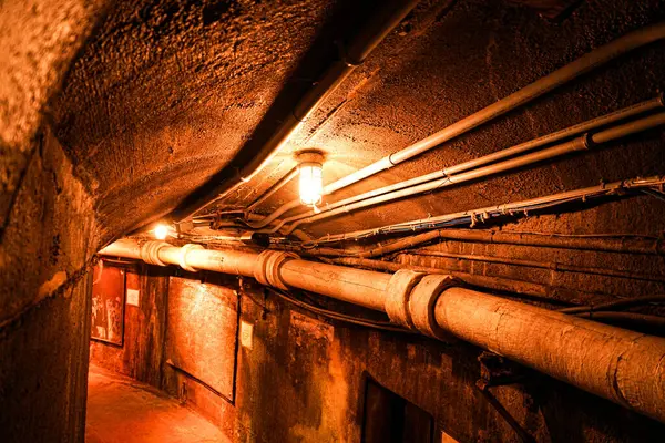 İçinden borular geçen bir altgeçit. Çekim Konumu: Toronto