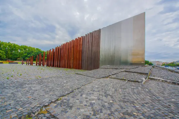 Metal duvar ve sütun sanatı. Çekim yeri: Macaristan, Budapeşte