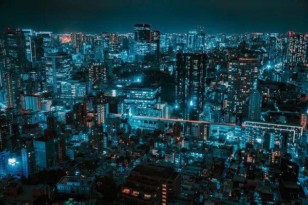 Mavi renklerle dolu bir şehir manzarası. Çekim yeri: Minato Ward, Tokyo