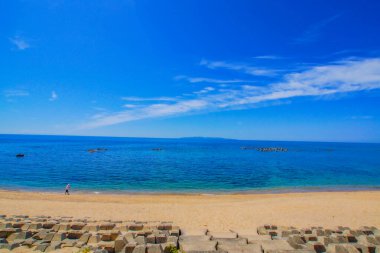 Sakin deniz ve mavi gökyüzü. Atış yeri: Niigata Bölgesi