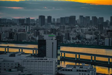 Gün batımı ve gökdelen siluetleri. Çekim yeri: Edogawa Koğuşu, Tokyo