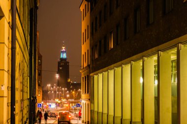 Köprü ve şehir bir kış gecesinde ışıl ışıl parlıyor. Çekim yeri: İsveç, Stockholm