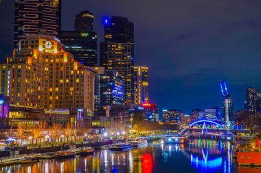 Geceleri nehir kenarı manzarası. Çekim Konumu: Melbourne