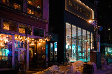 Kafe ve aydınlanma geceleri. Çekim yeri: Montreal, Kanada