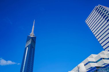 Fukuoka Kulesi ve mavi gökyüzü. Atış Konumu: Fukuoka Bölgesi