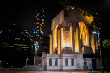 Savaş anıtı ve gökdelenler. Çekim yeri: Sydney, Avustralya