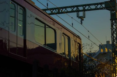 Günbatımını yansıtan tren penceresi. Çekim yeri: Kanagawa Koğuşu, Yokohama Şehri