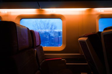 Manzara ve tren penceresinden koltuklar. Çekim Konumu: Toronto