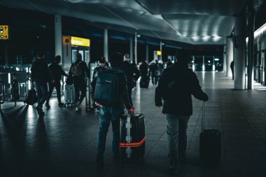Havaalanı varış lobisi gece geç saatlerde (Heathrow Havaalanı). Çekim Konumu: İngiltere, Londra