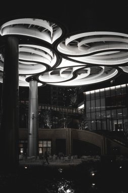 Modern mimarinin sanatsal ışık yüzüğü. Çekim yeri: Minato Ward, Tokyo