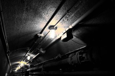 Yeraltındaki paslı borular. Çekim Konumu: Toronto