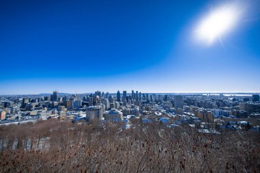 Montreal şehri ve mavi gökyüzü. Çekim yeri: Montreal, Kanada