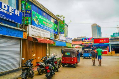 Alışveriş caddesi ve bisikletler. Çekim Konumu: Sri Lanka, Colombo
