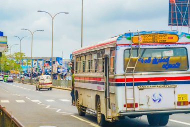 Otobüs ve işlek cadde. Çekim Konumu: Sri Lanka, Colombo