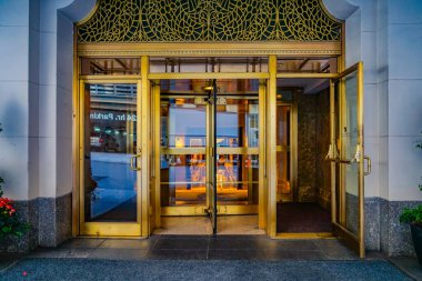 Altın kapılı giriş. Çekim yeri: New York, Manhattan