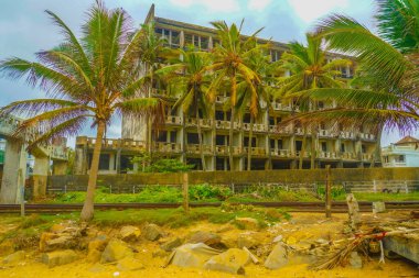 Harabeler ve palmiye ağaçları (Sri Lanka). Çekim Konumu: Sri Lanka, Colombo