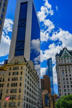 Ulusal bayrak ve şehir binaları. Çekim yeri: New York, Manhattan