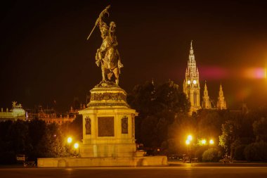 Kahraman heykeli ve belediye binasının gece manzarası. Çekim yeri: Avusturya, Viyana