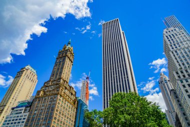 Ulusal bayraklarla dolu bir otel. Çekim yeri: New York, Manhattan