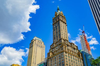 Yeşillik ve fıskiyeli şehir manzarası. Çekim yeri: New York, Manhattan
