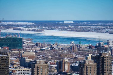 Nehir ve şehir manzarası (Montreal). Çekim yeri: Montreal, Kanada