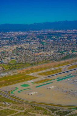Pist ve Los Angeles Havaalanı 'nın manzarası. Çekim yeri: Los Angeles