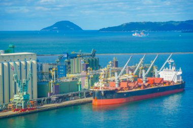 Hakata Limanı fabrika alanı ve kargo gemileri. Atış Konumu: Fukuoka Bölgesi