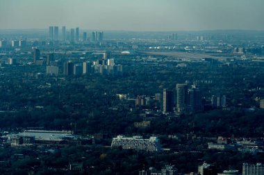 Panoramik şehir ve orman manzarası. Çekim Konumu: Toronto