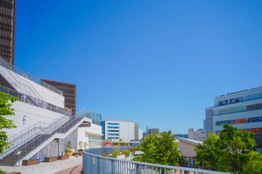 Çatı bahçesi ve mavi gökyüzü. Çekim yeri: Fujisawa Şehri, Kanagawa Bölgesi