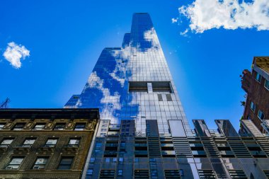 Gökyüzü ve bulutlar cama yansıyor. Çekim yeri: New York, Manhattan