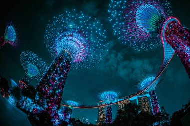 Fütürist gece manzaralı süper ağaç. Çekim Konumu: Singapur